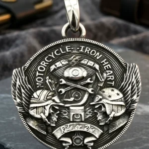 Лицева част на мъжки медальон от медицинска стомана с надписи Motorcycle Iron Heart и Ride or Die