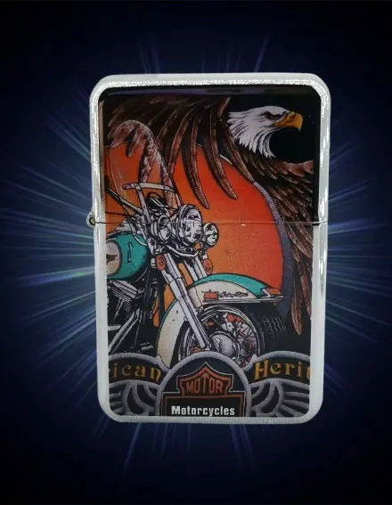 запалка Harley Davidson - Сребриста бензинова запалка с цветно изображение на мотоциклет, орел и надпис American Heritage