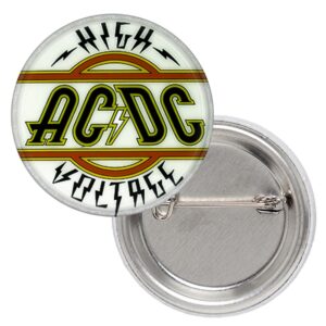 Кръгла метална значка AC/DC High Voltage с жълто лого и мълния на светъл фон