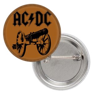 Метална значка AC/DC For Those About to Rock с оръдие и черно лого на кафяв фон