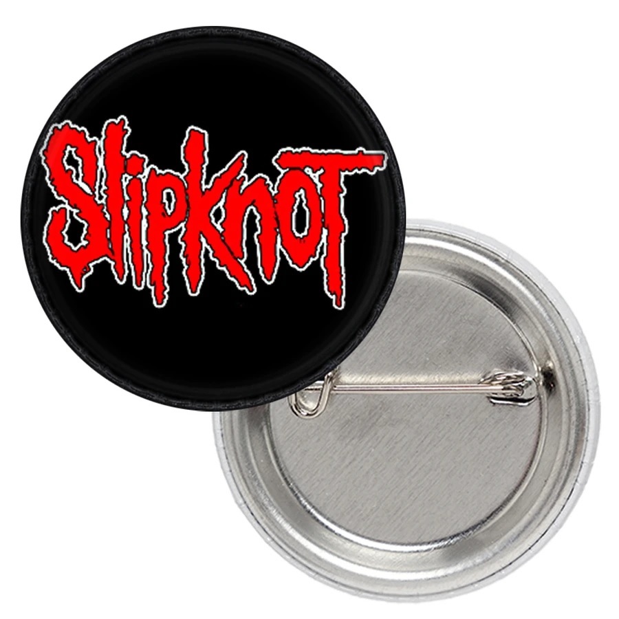 Черна метална значка Slipknot с червено лого за раници и якета