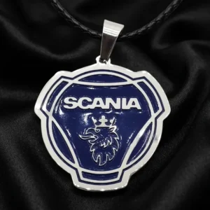 Лицева страна на стоманен медальон Scania с надпис и грифон върху син емайл и черна кожена верижка