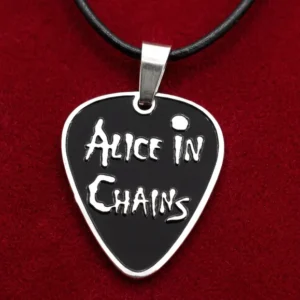 Сребрист стоманен медальон Alice in Chains с форма на перце за китара, черен център и кожена верижка