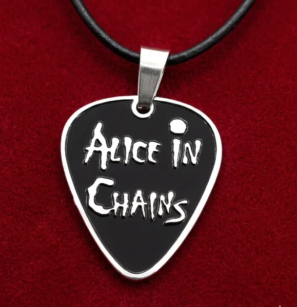 Сребрист стоманен медальон Alice in Chains с форма на перце за китара, черен център и кожена верижка