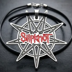 Масивен стоманен медальон Slipknot с деветлъчева звезда нонаграма и червено лого върху тъмна повърхност с кожена верижка