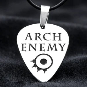: Стоманен медальон на Arch Enemy във формата на китарно перце с лого око и кожена верижка