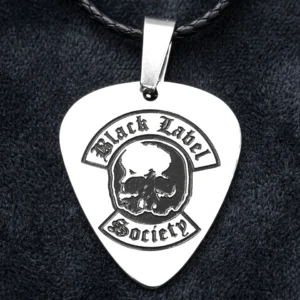 Сребрист метален медальон с гравирано лого на Black Label Society и кожена верижка.