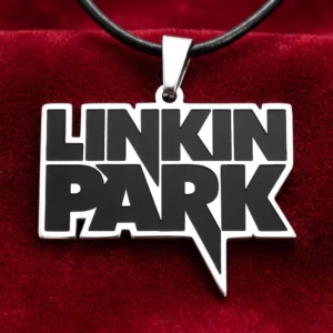 Масивен метален медальон на Linkin Park върху червено кадифе с кожена верижка