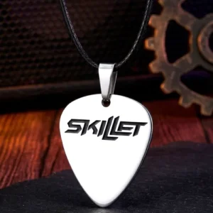 Стоманен медальон на Skillet във формата на китарно перце с лого