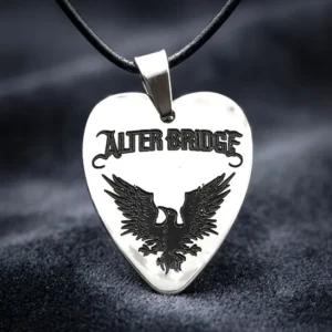Сребрист стоманен медальон Alter Bridge с форма на перце за китара и гравиран орел