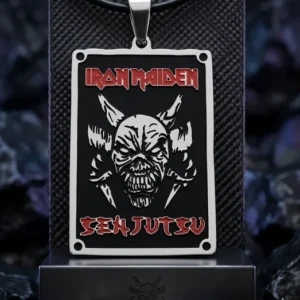 Правоъгълен стоманен медальон Iron Maiden Senjutsu с червен емайл и изображение на Еди върху черна кожена верижка