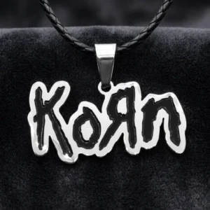 Сребрист стоманен медальон с логото на Korn и черен емайл върху черна плетена кожена верижка