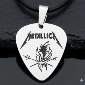 Сребрист стоманен медальон Metallica с форма на перце за китара и Scary Guy лого върху черна кожена верижка