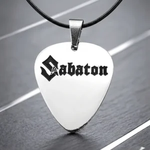 Сребрист стоманен медальон перце за китара Sabaton с гравиран надпис и кожена верижка