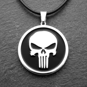 Сребрист стоманен медальон с черепа на Punisher (Наказателят) върху черен емайлиран фон и черна кожена верижка