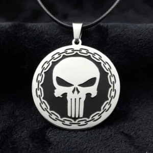 Сребрист стоманен медальон с черепа на Punisher (Наказателят) и гравирана верига върху черна кожена верижка