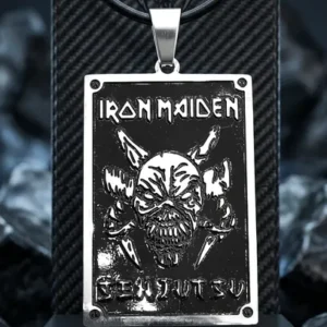 Черен стоманен медальон Iron Maiden Senjutsu Black с релефна маска на Еди и кожена верижка