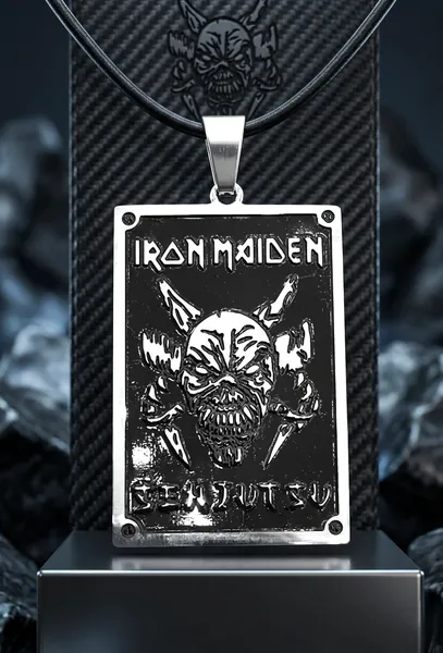 Черен стоманен медальон Iron Maiden Senjutsu Black с релефна маска на Еди и кожена верижка