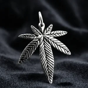 Стоманен медальон Канабис (Cannabis Leaf) с детайлен релеф и оксидиран фон