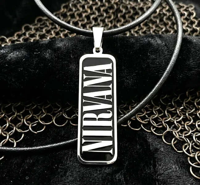 Метален стоманен медальон Nirvana с вертикален надпис и кожена верижка