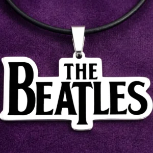 Стоманен медальон на The Beatles с легендарното лого върху лилав фон с кожена верижка