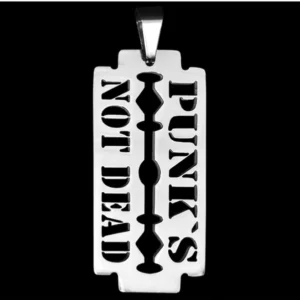 Стоманен медальон във формата на бръснарско ножче с черен надпис Punk's Not Dead върху тъмна каменна основа с кожена верижка
