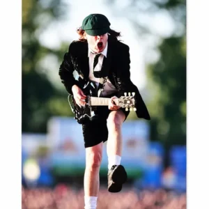 Концертен постер плакат на Ангус Йънг от AC/DC с китара и ученическа униформа