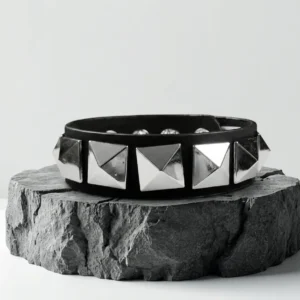 Детайл на шип пирамида върху гривна с метални пирамиди от естествена кожа