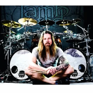 Метъл постер плакат на Крис Адлър от Lamb of God пред барабани Mapex с палки в ръце