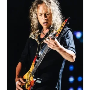 Плакат на Кърк Хамет от Metallica свирещ на китара с леопардова риза на концерт