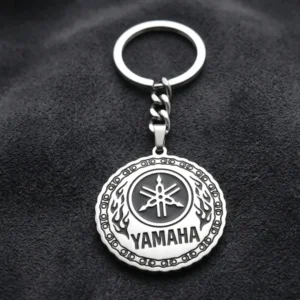 Кръгъл метален ключодържател за мотор Yamaha с гравирана емблема и детайли на пламъци