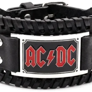 Детайлен изглед на кожена гривна AC/DC със стоманена плочка и декоративна оплетка по краищата
