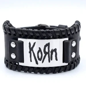 Близък план на кожена гривна Korn с лого върху медицинска стомана и черна декоративна оплетка