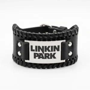 Детайлен изглед на кожена гривна Linkin Park със стоманена плочка и декоративна черна оплетка