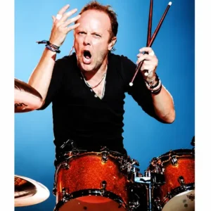 Метъл постер плакат на Ларс Улрих от Metallica с палки зад оранжеви барабани