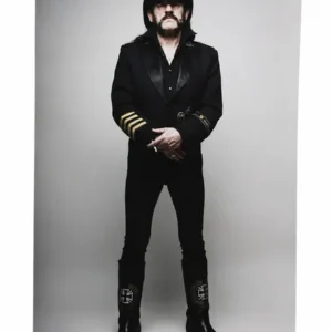 Портретен плакат на Леми Килмистър от Motorhead с шапка и униформа на бял фон