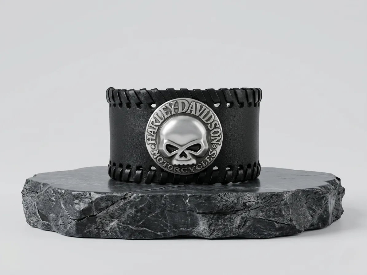 Профил на навита черна кожена гривна Harley-Davidson с череп върху камък
