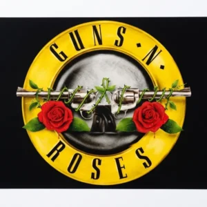 Хоризонтален постер Guns N' Roses Classic Logo с жълт кръг и две червени рози върху черен фон