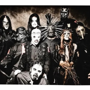 Хоризонтален постер Slipknot Band Portrait с членовете на групата в маски на тъмен фон