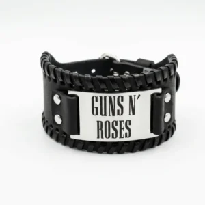 Детайлен изглед на кожена гривна Guns N' Roses със стоманена плочка и декоративна черна оплетка