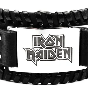 Детайлен изглед на кожена гривна Iron Maiden със стоманена плочка и декоративна черна оплетка