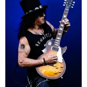 Цветен самозалепващ постер на Слаш с черен цилиндър и китара Gibson на син фон