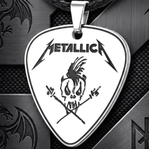 Сребрист стоманен медальон с форма на перце Metallica с кожена каишка