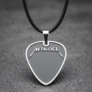 Стоманен медальон перце за китара с логото на Metallica на черна кожена верижка