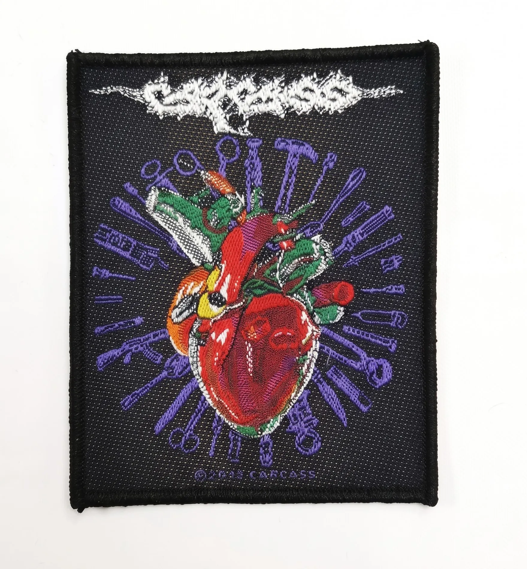 Везана нашивка Carcass с анатомично сърце и хирургически инструменти